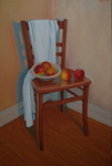 Stuhl mit Schale und Äpfeln